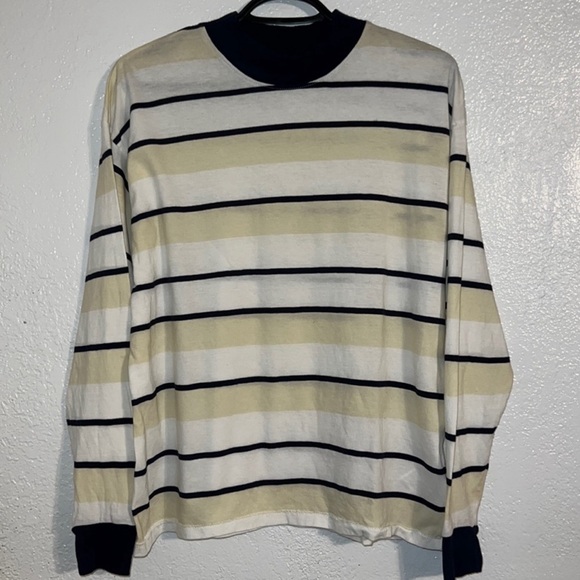 URBAN OUTFITTERS LONG SLEEVE TSHIRT - Picture 1 of 2